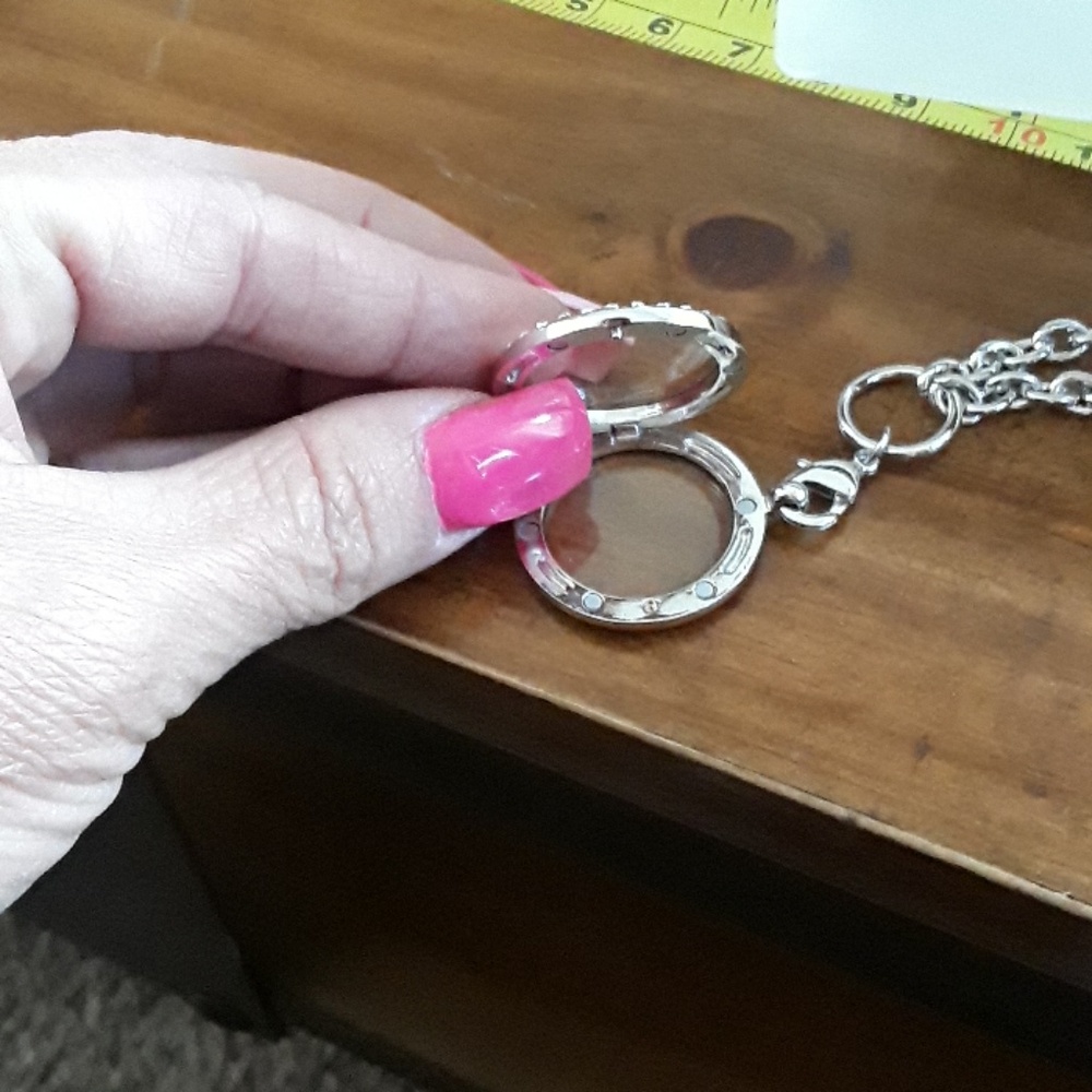 NWOT Floating charm necklace